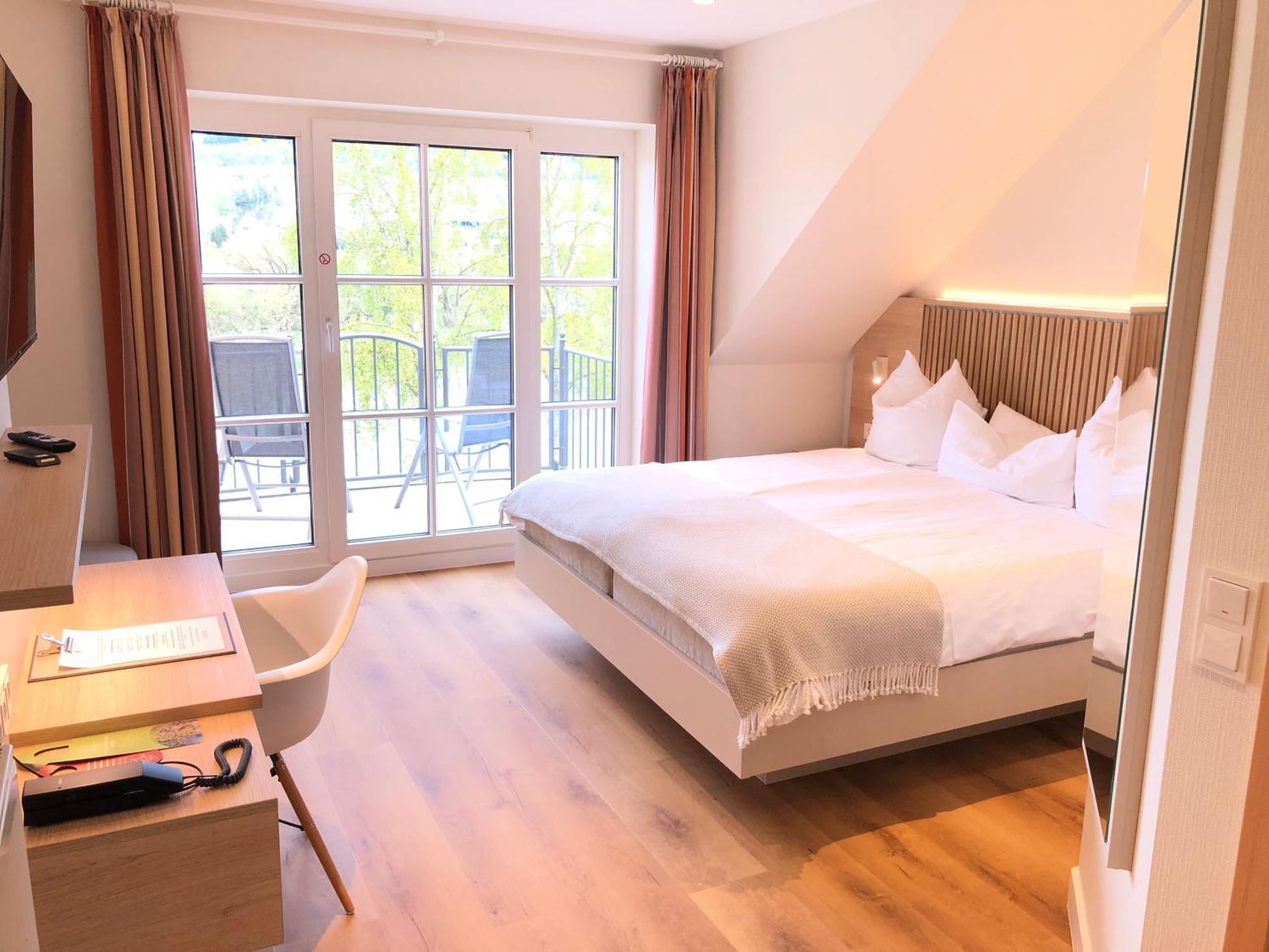 Hotel Zur Traube Urzig Bagian luar foto