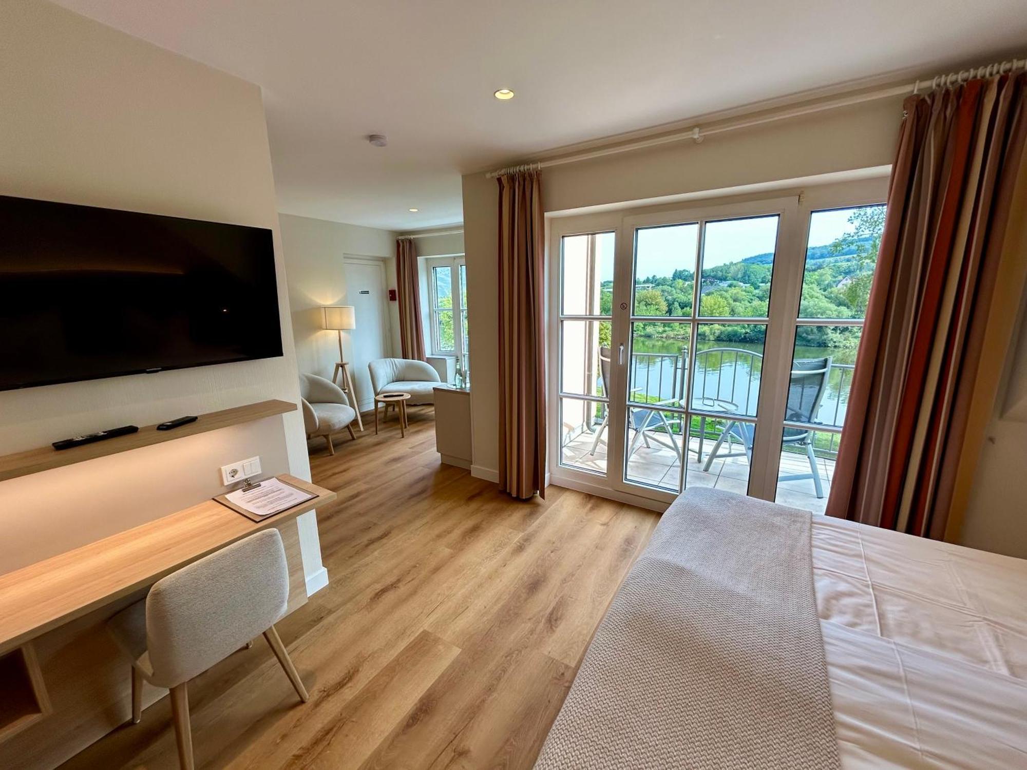 Hotel Zur Traube Urzig Bagian luar foto
