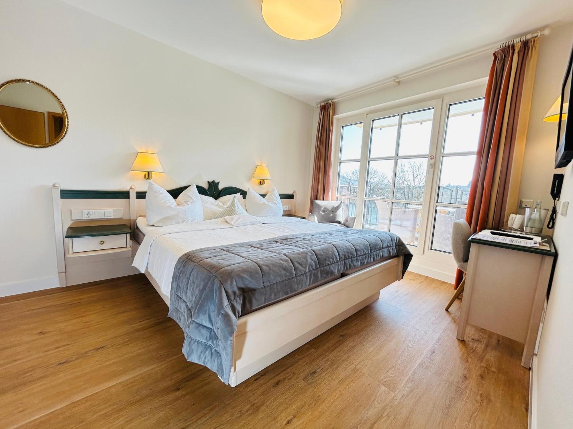 Hotel Zur Traube Urzig Bagian luar foto